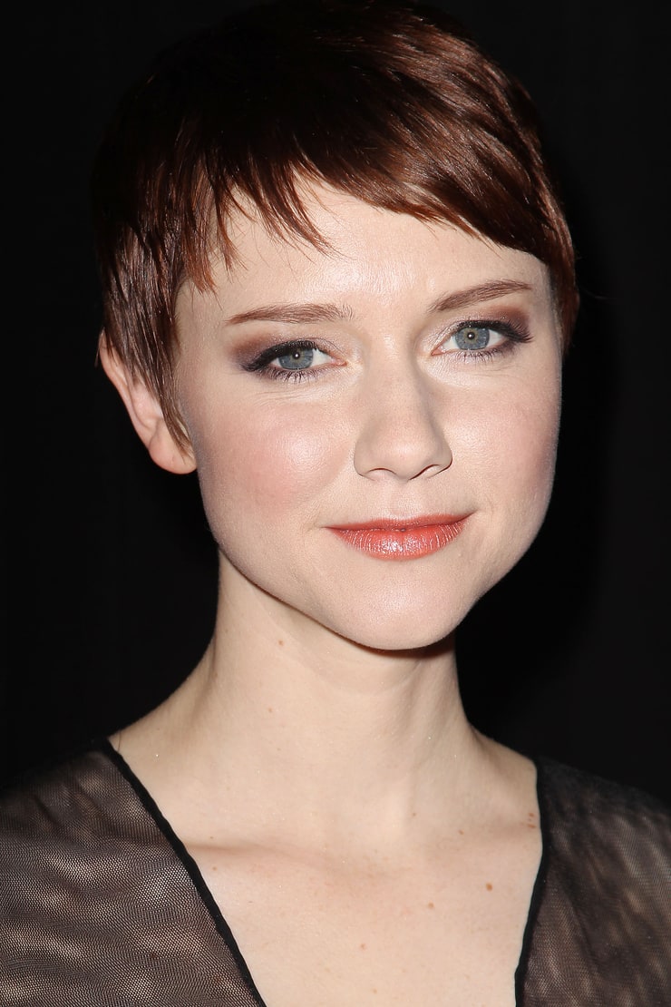 Valorie Curry short hair