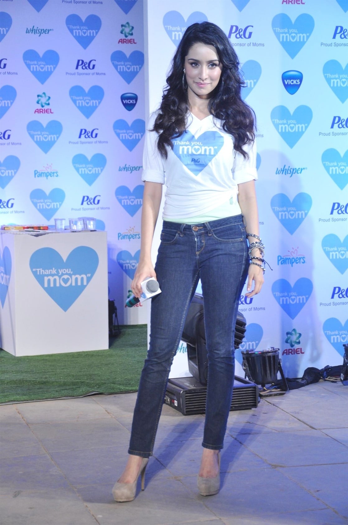 shraddha kapoor in jeans shirt