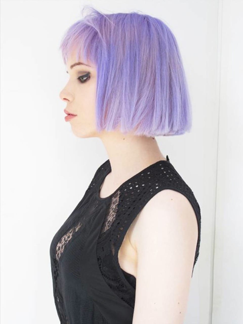 Элис Гласс с фиолетовыми волосами