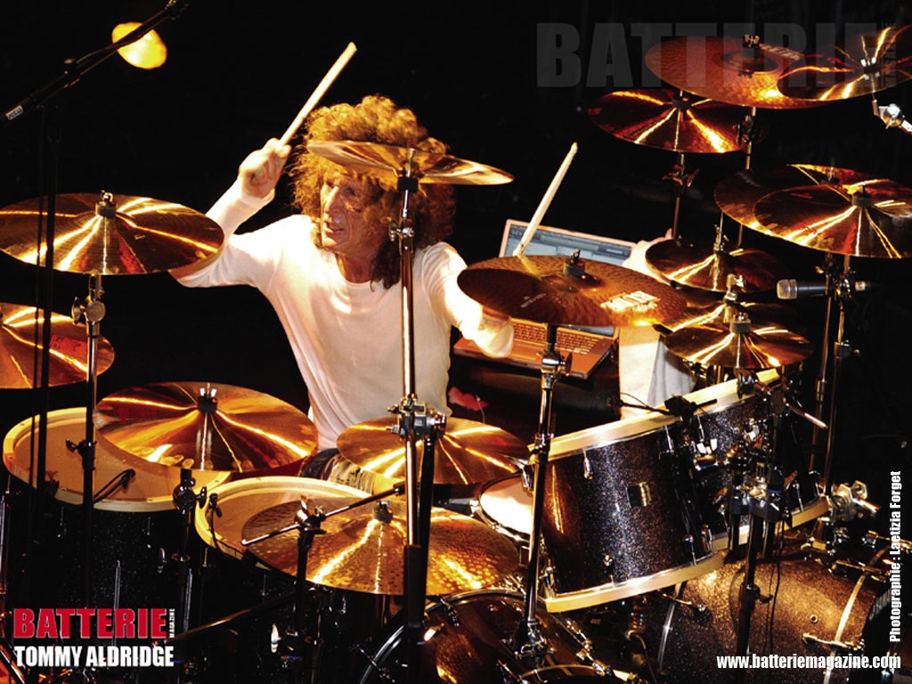 Томми олдридж ударник. Барабанщик вайтснейк томми олдридж. Эксперимент на олдридж. Томми олдридж. Томми олдридж.