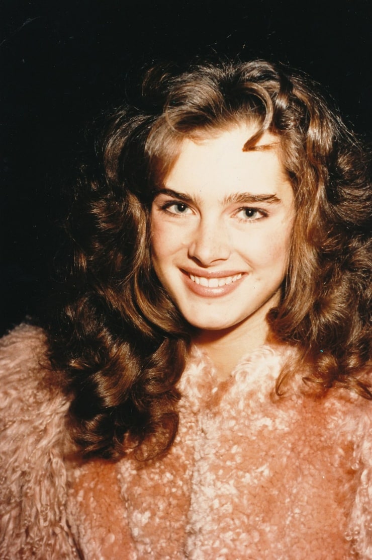 Woman in the child Brooke Shields.