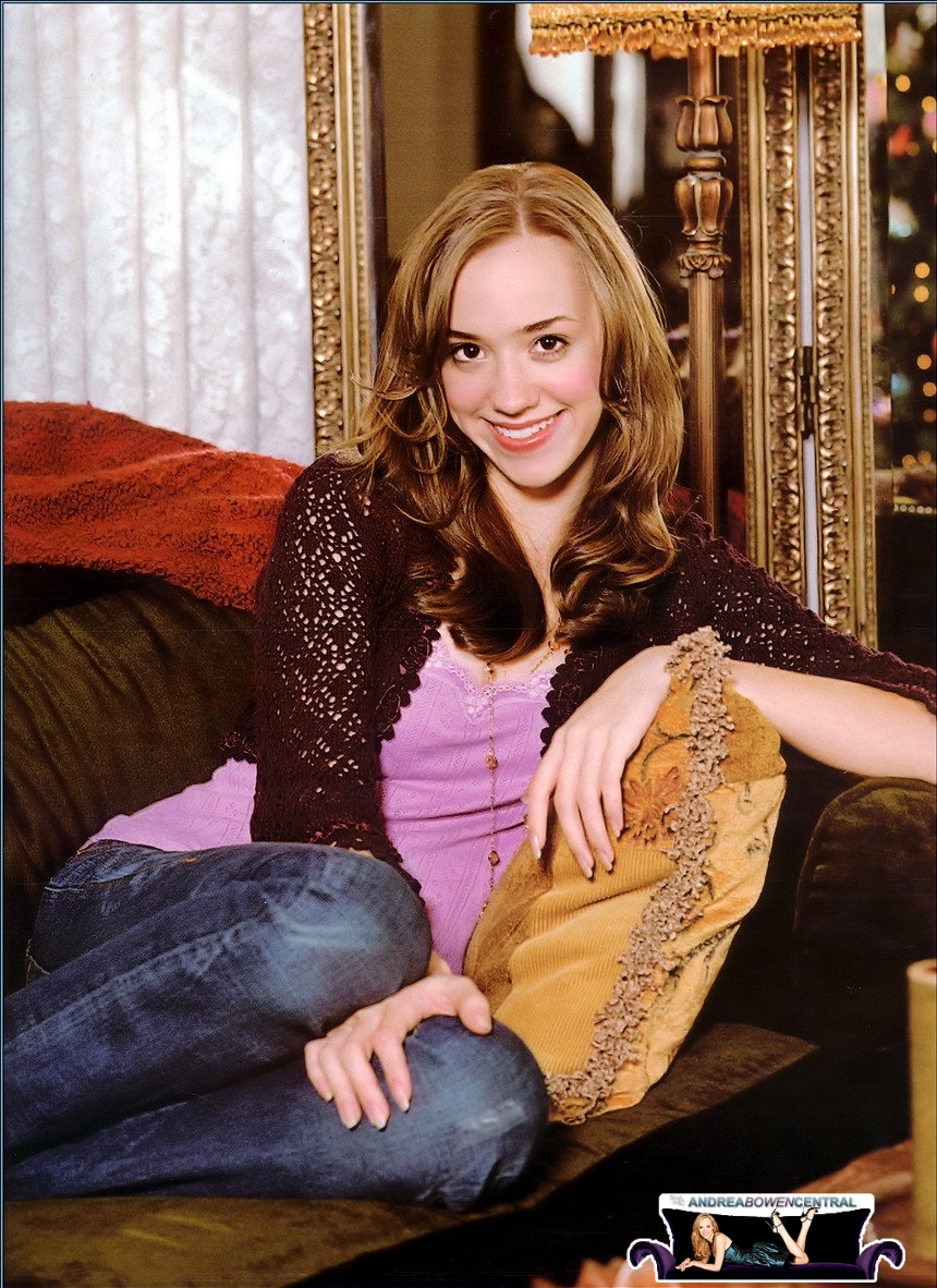 Andrea Bowen picture