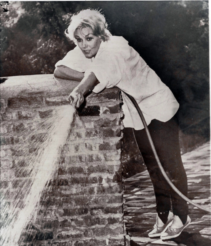 Kim Novak protecting her home from a brush fire