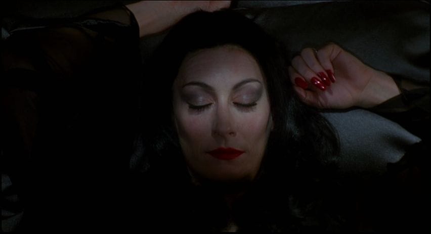 Morticia Addams (Anjelica Huston)