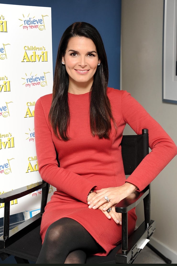 Picture of Angie Harmon.