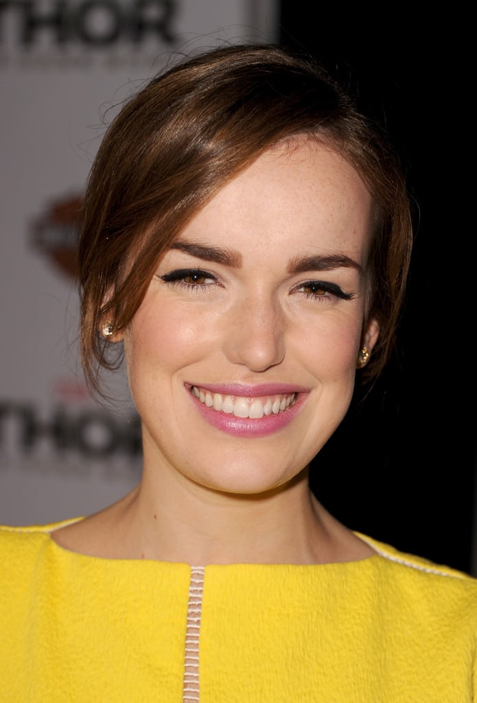 Elizabeth Henstridge flash