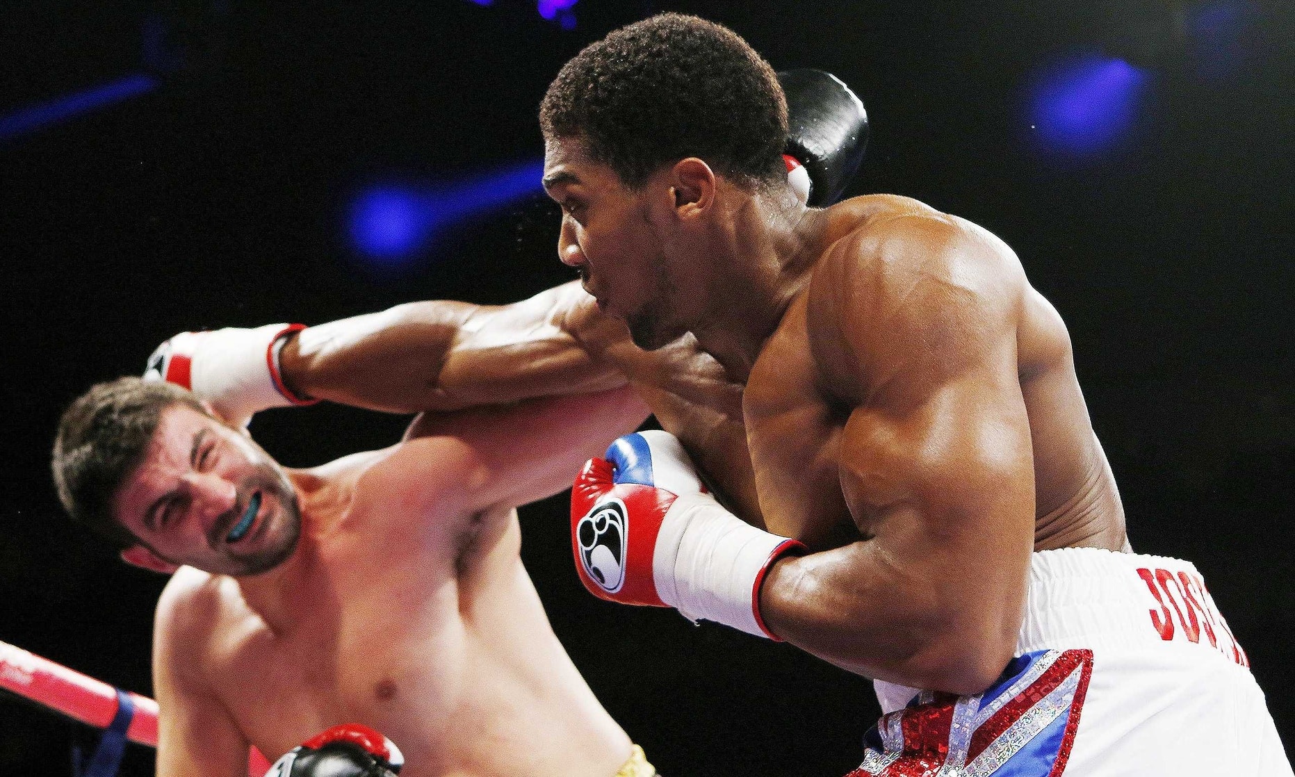 Anthony Joshua Knocks Out Emanuel Leo