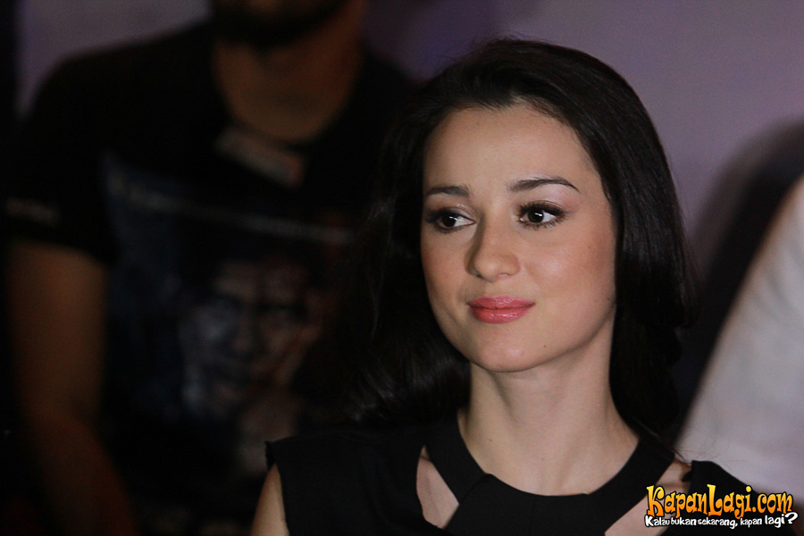 Picture of Julie Estelle