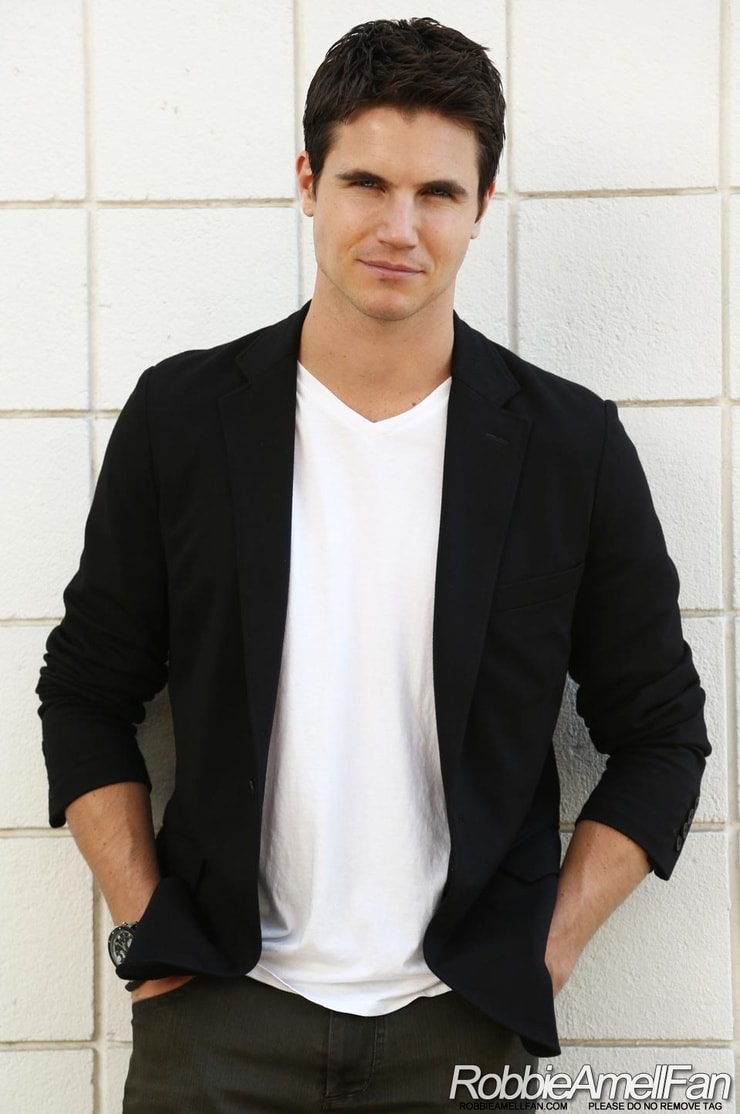 Picture of Robbie Amell