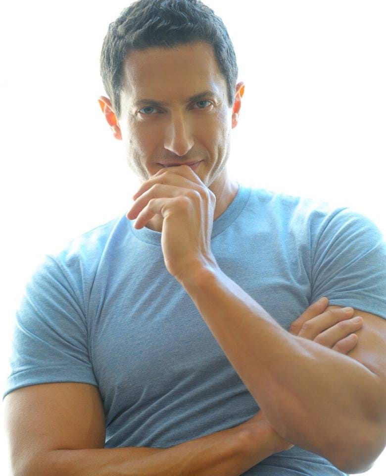 Sasha Roiz kiss