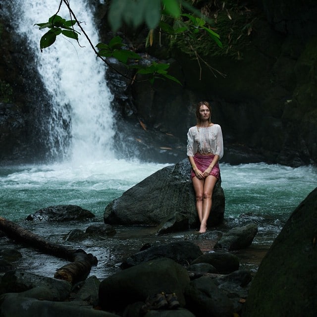 Фото у водопада девушки в одежде