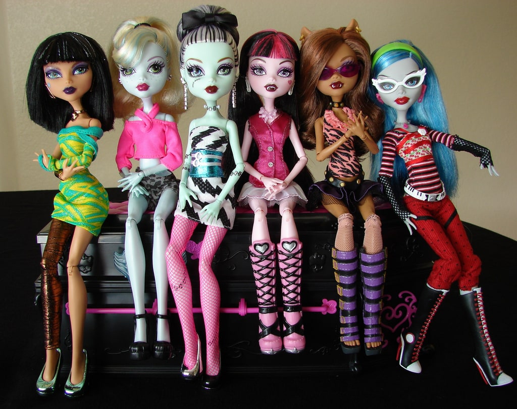 Монстр хай много. Монстр Хайнц куклы. Monster High Доллс. Современные куклы монстры. Современные игрушки монстры.