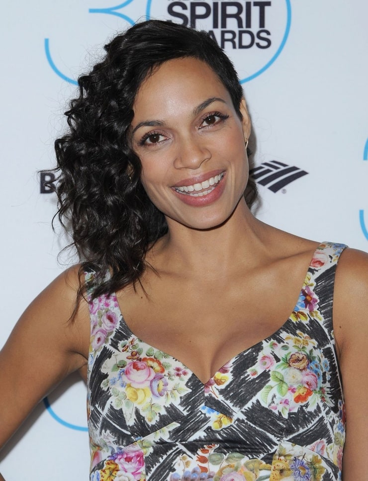 Розарио певица Танзания. Smiling Rosario at the 2022 film independent Spirit Awards.