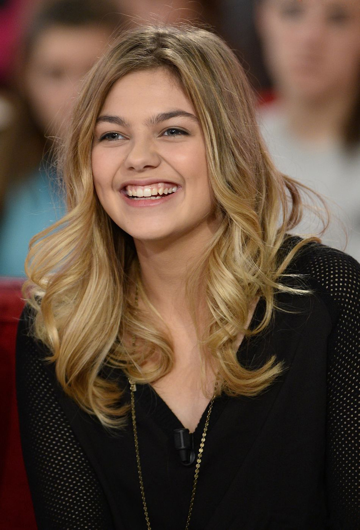 Picture of Louane Emera.