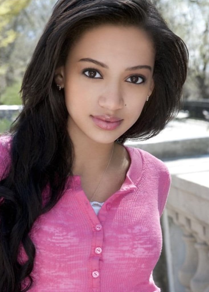 Samantha Logan altezza