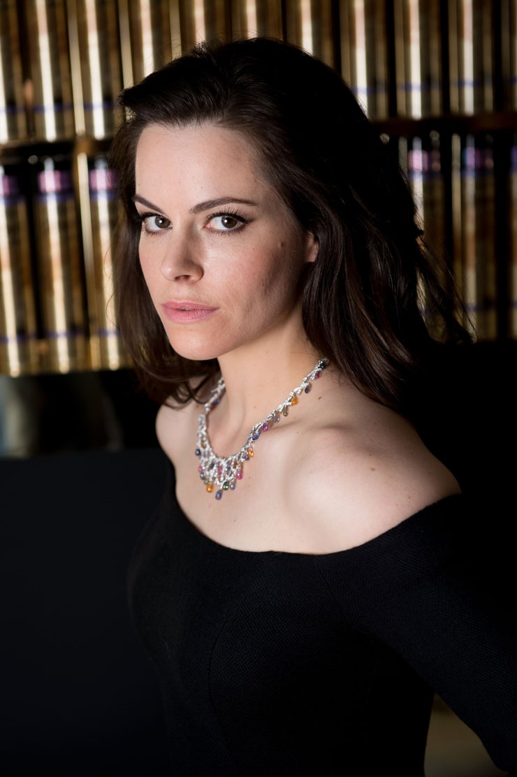 Emily Hampshire wallpaper