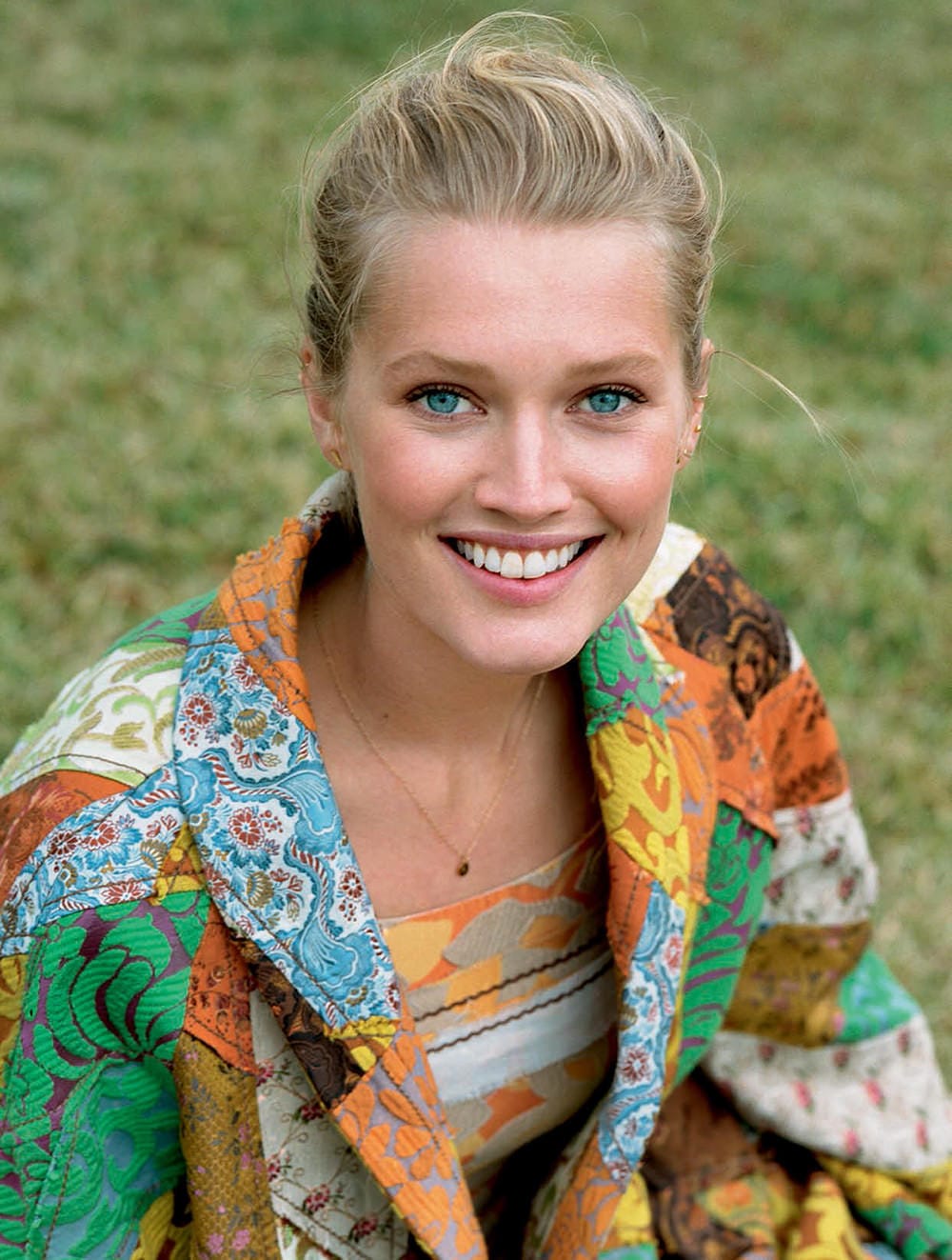 Toni Garrn image