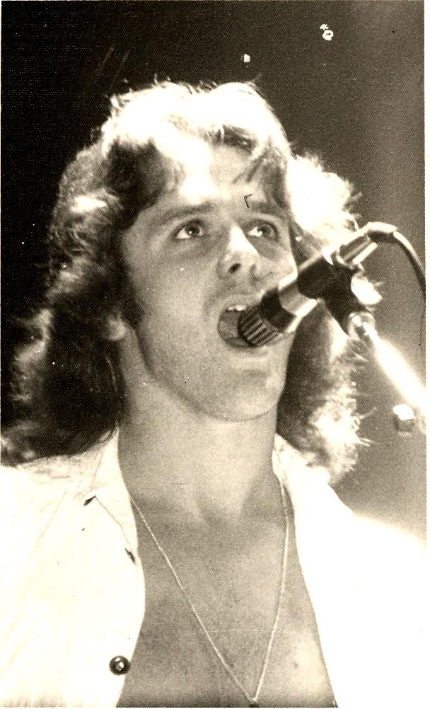 John wetton. Джон Уэттон Uriah Heep. Джон Уэттон в молодости. Джон Лоутон и Джон Уэттон. John Wetton могила.