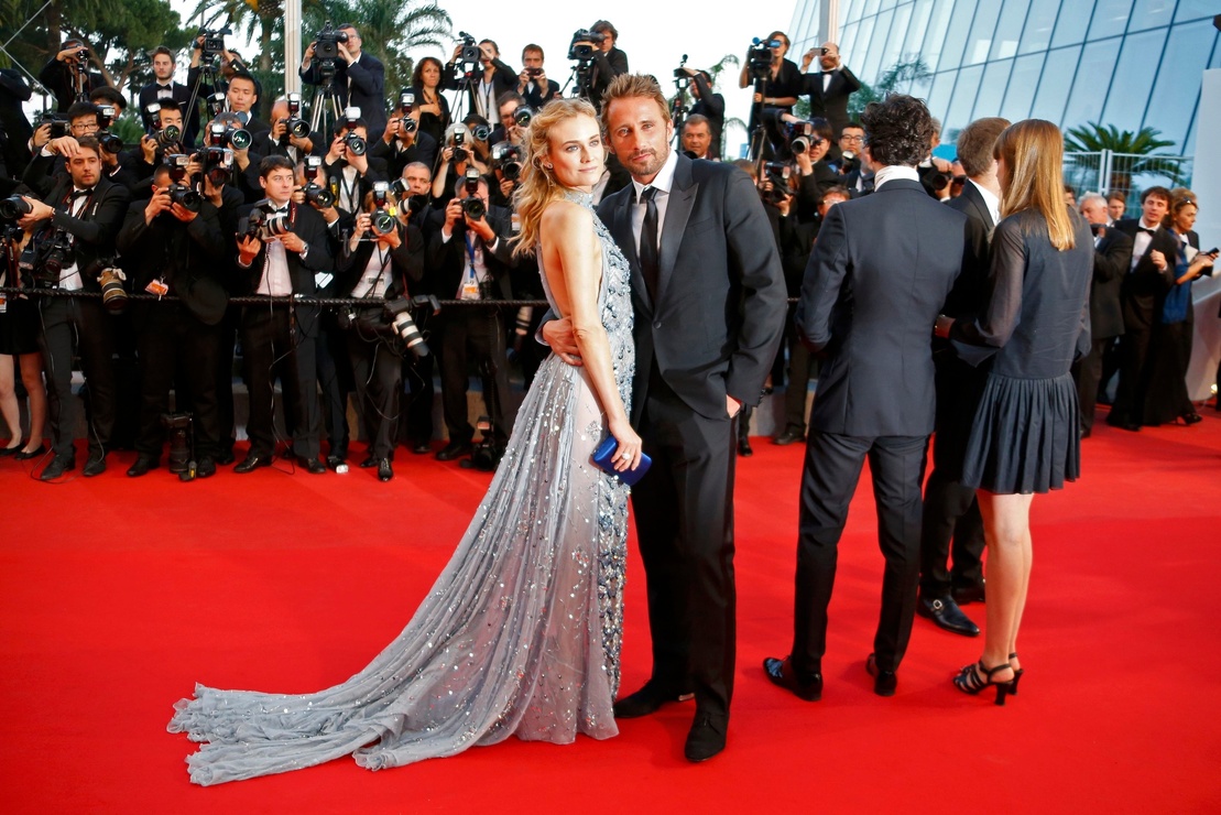 летиция каста на красной дорожке. роузи хантингтон-уайтли на красной ковровой дорожке. изабели фонтана канны. зендая на ковровой дорожке 2022. во сколько выйдут большие девочки на премьере.