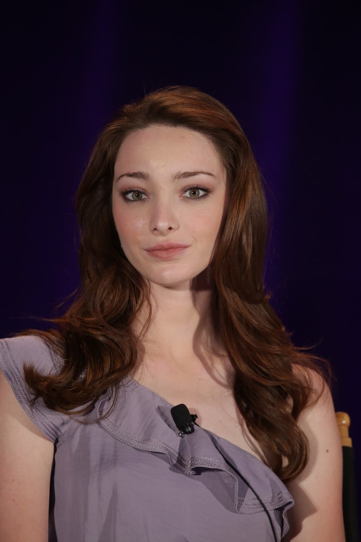 Next photo of Emma Dumont