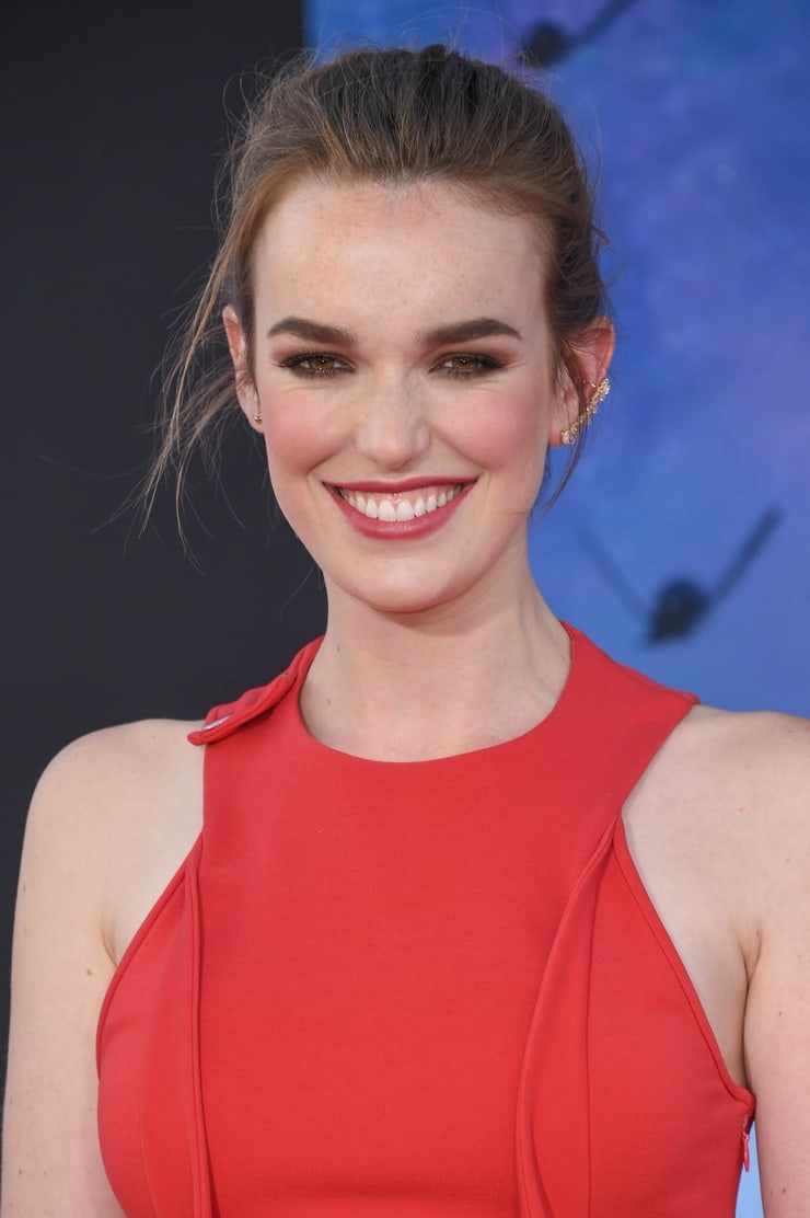 Picture of Elizabeth Henstridge