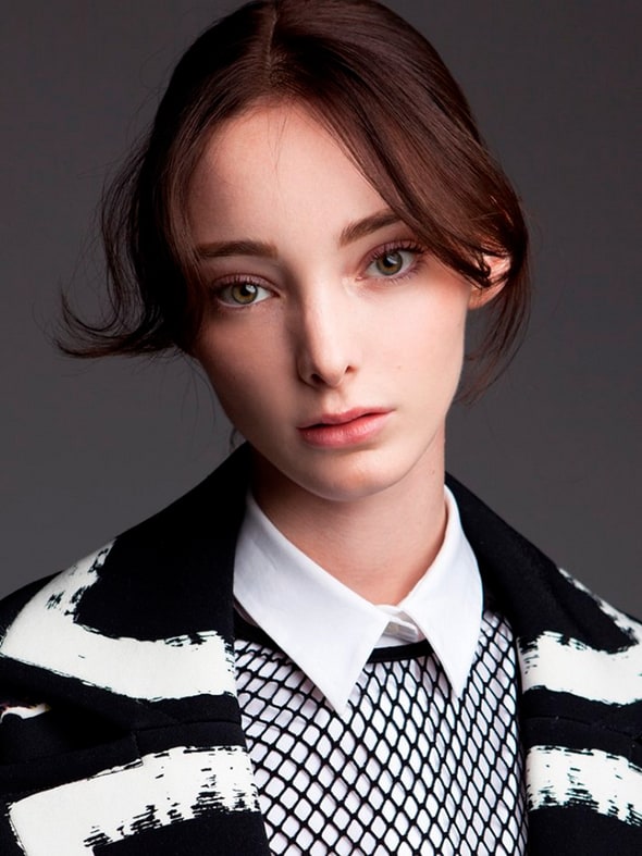 Next photo of Emma Dumont