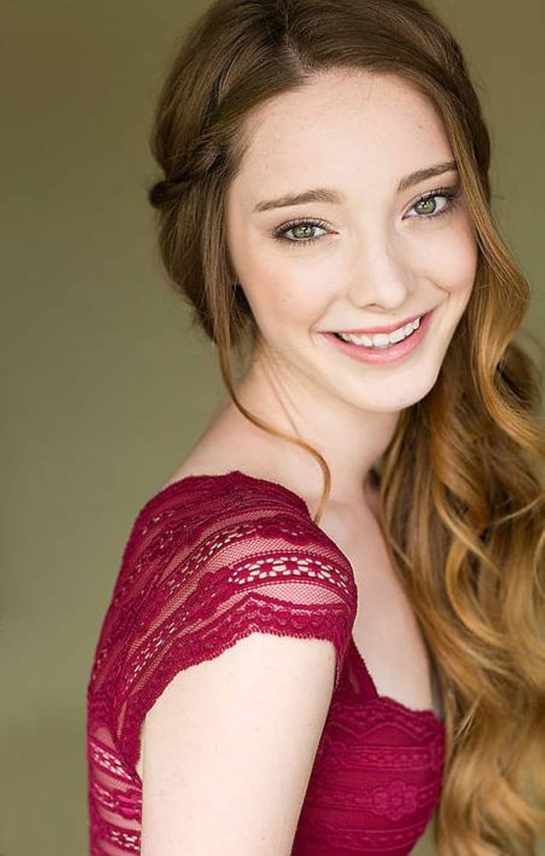 Next photo of Emma Dumont