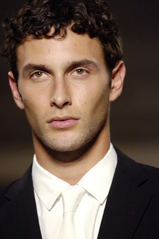 Noah Mills image