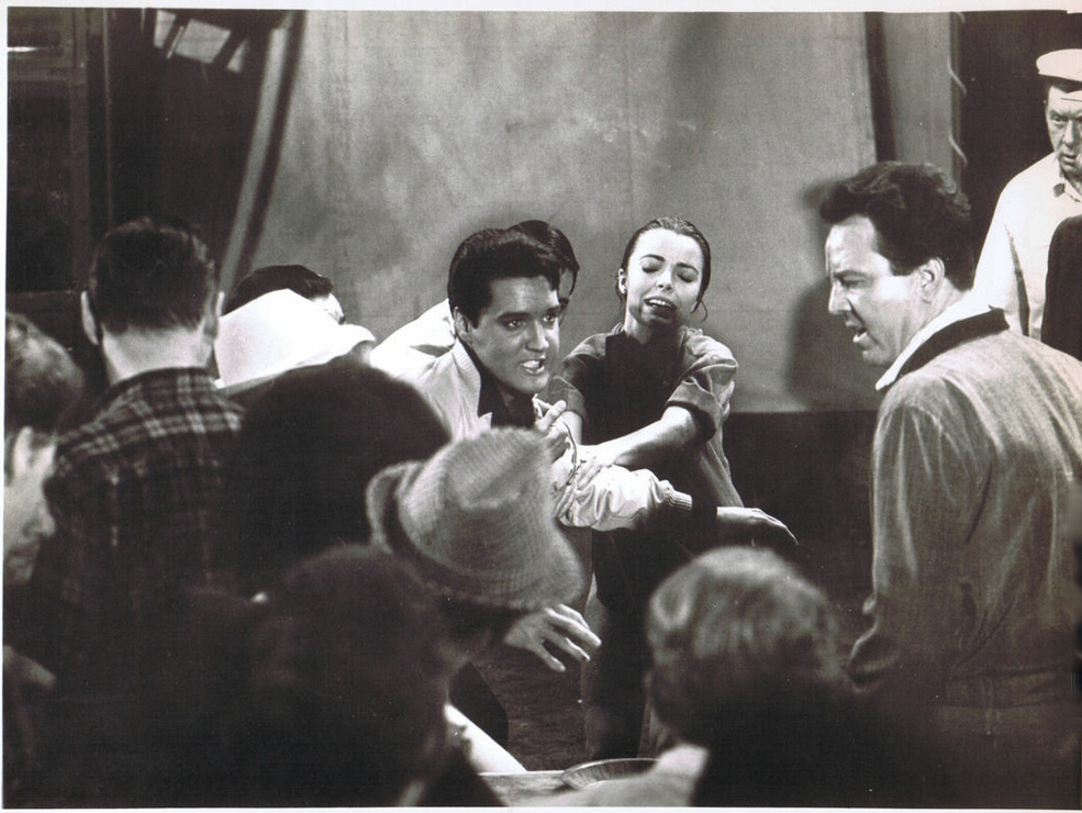 Чб фото. Lomography berlin kino 400. B w films. Друзья черно белое. Чёрно-белые фото потсдам.