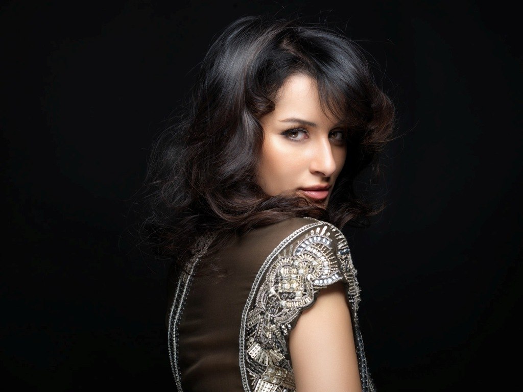 Макияж натали имбруглия. Девушка обернулась. Elizaveta podosetnikova. Женщина с красивой осанкой. Красивые женские плечи.