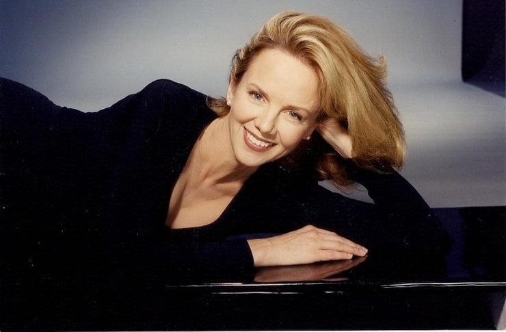 Next photo of Linda Purl