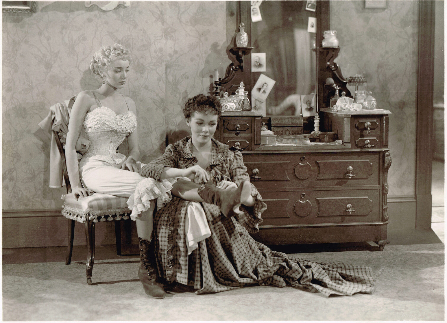 Carolyn Jones, Phyllis Kirk