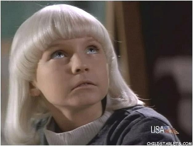 Проклятие деревни мидвич 1995. Деревня проклятых 1995. Проклятие деревни мидвич. Линдси хоун деревня проклятых. Проклятие деревни мидвич 1995.