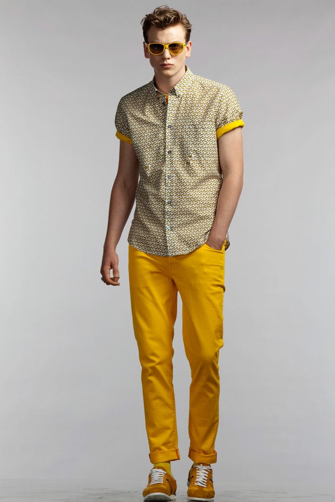 Желтые штаны мужские. Горчичные брюки мужские. Желтые брюки мужские. Горчичные брюки для мальчика. Мужские желтые рубашки со штанами.