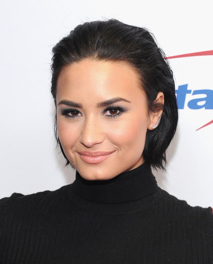 Деми Ловато в профиль. Demi Lovato short hair. Деми Ловато нос. Деми Ловато уши.