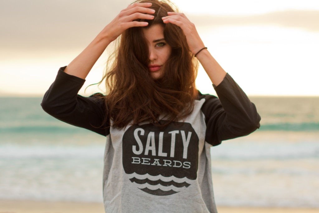 кофта женская из шерсти яка. Qjb одежда женская. Babe худи. девушка в футболке портрет. кофта с волосами.